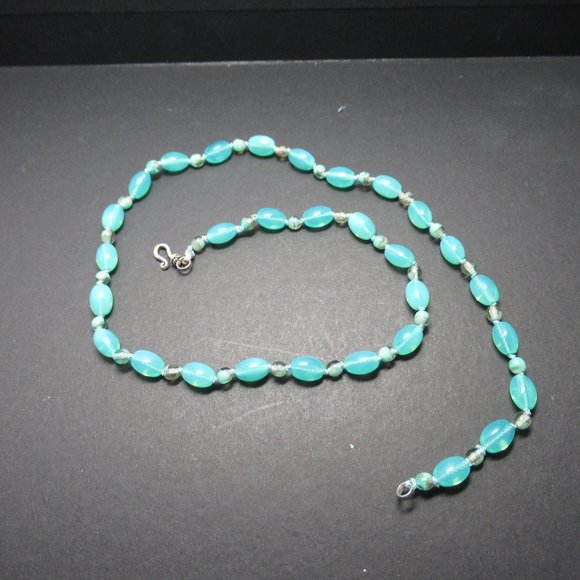 Uranium glass bead Necklace - Picture 9 of 10